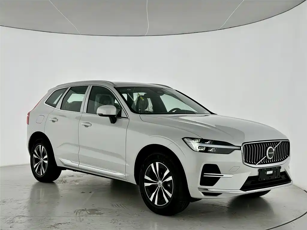 Volvo XC60 2024 B5 AWD Momentum Luxury Edition