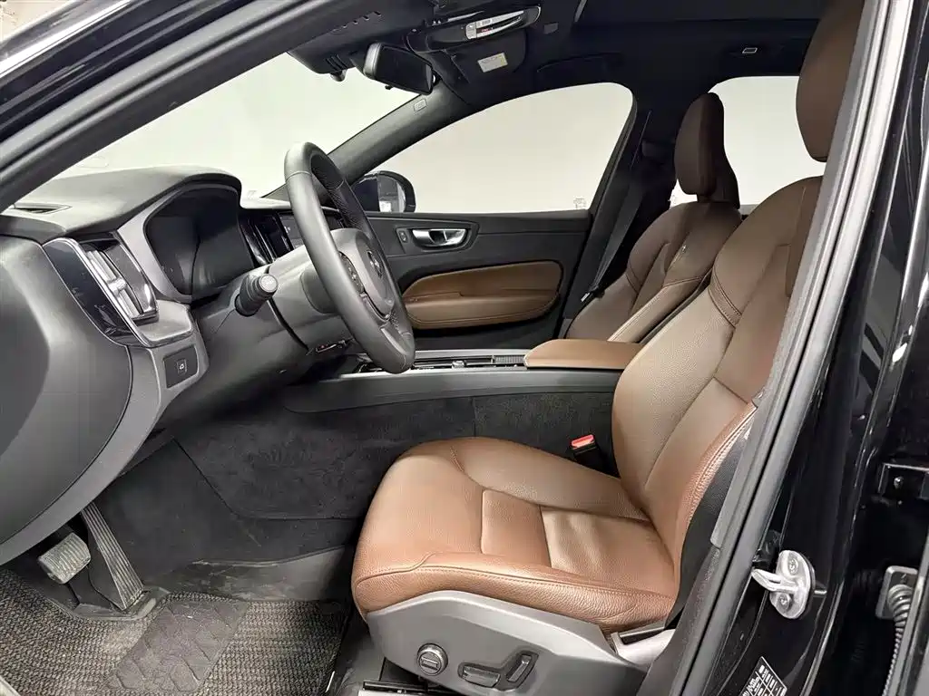 Volvo XC60 2024 B5 AWD Momentum