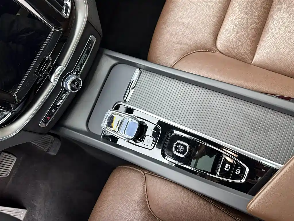Volvo XC60 2024 B5 AWD Momentum