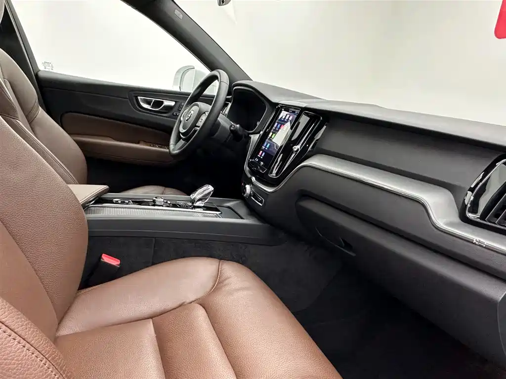 Volvo XC60 2024 B5 AWD Momentum