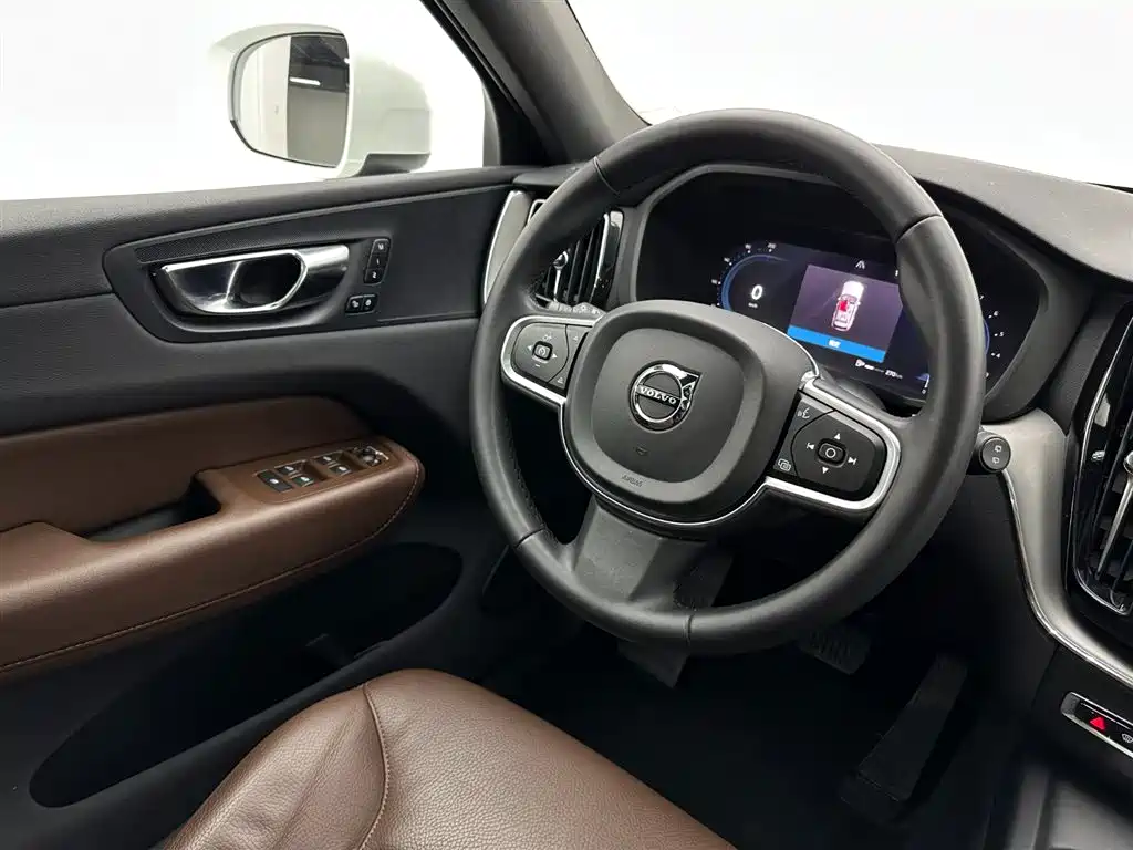Volvo XC60 2024 B5 AWD Momentum