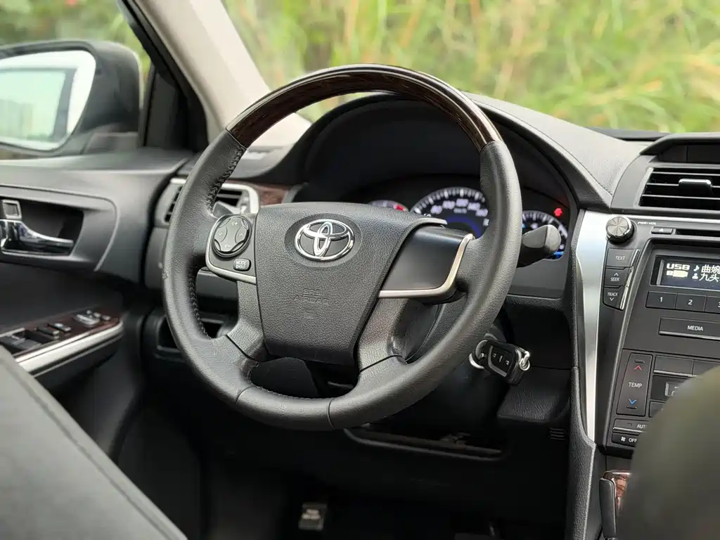Toyota Camry 2015 2.0G Leading Edition
