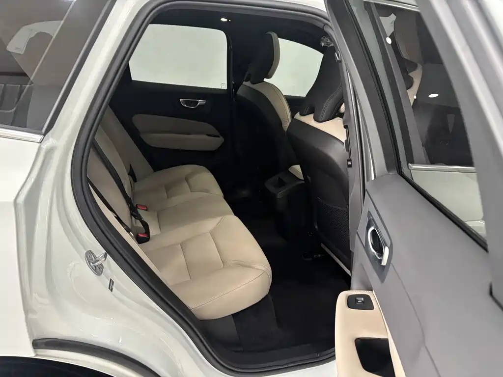 Volvo XC60 2026 B5 AWD Momentum Sport Edition