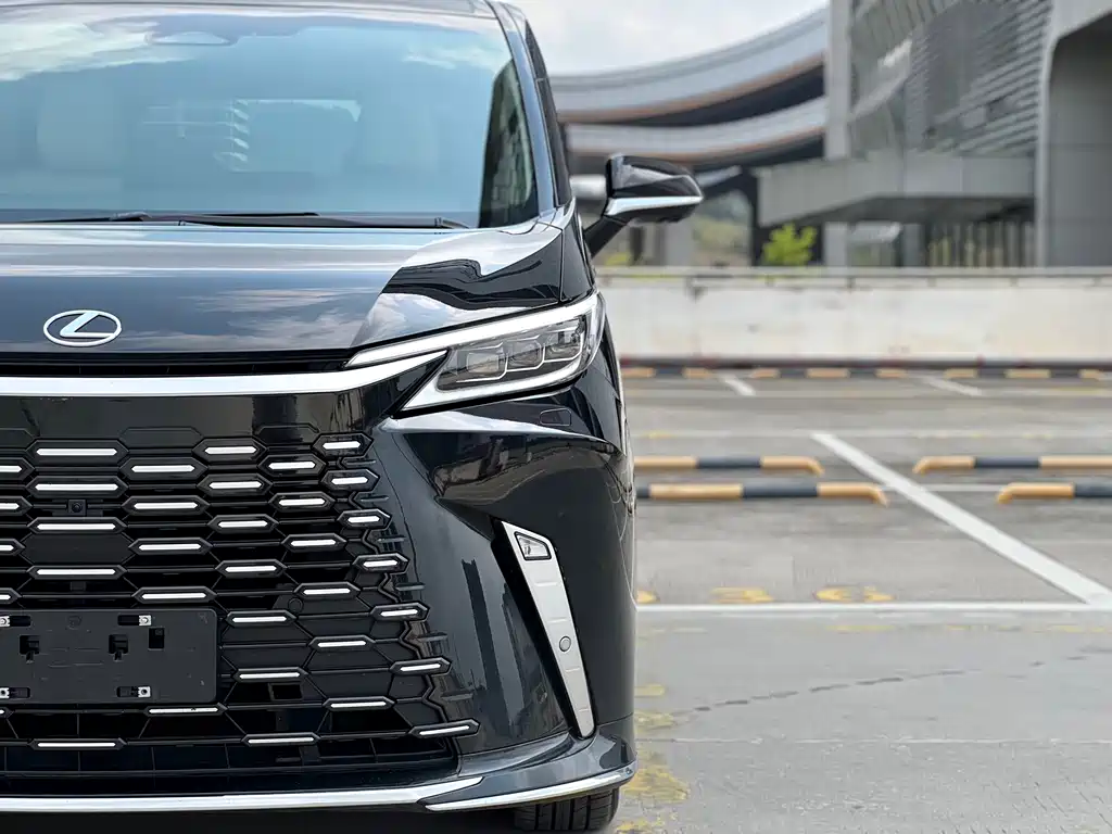 Lexus LM 500h 6-Seater Supreme Edition 2025