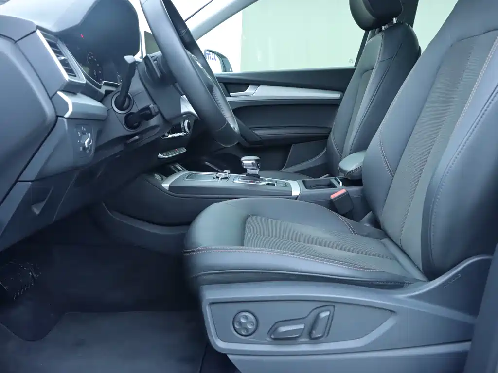 Audi Q5L 2018 40 TFSI Rongxiang Fashion Edition National V