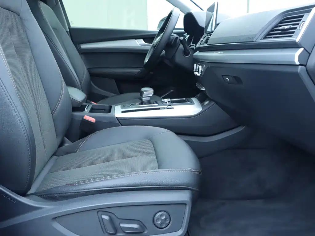 Audi Q5L 2018 40 TFSI Rongxiang Fashion Edition National V