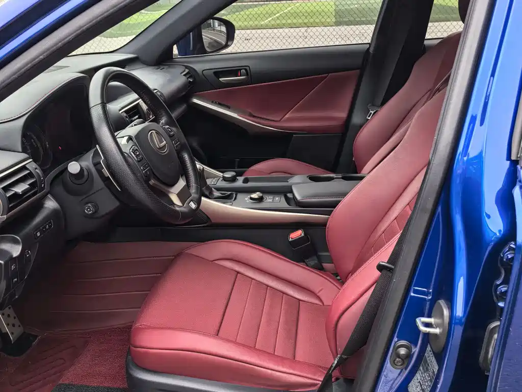 Lexus IS 300 F SPORT (2017)