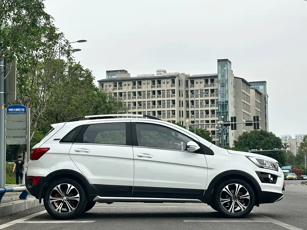 Senova X25 2015 1.5L Manual Elite
