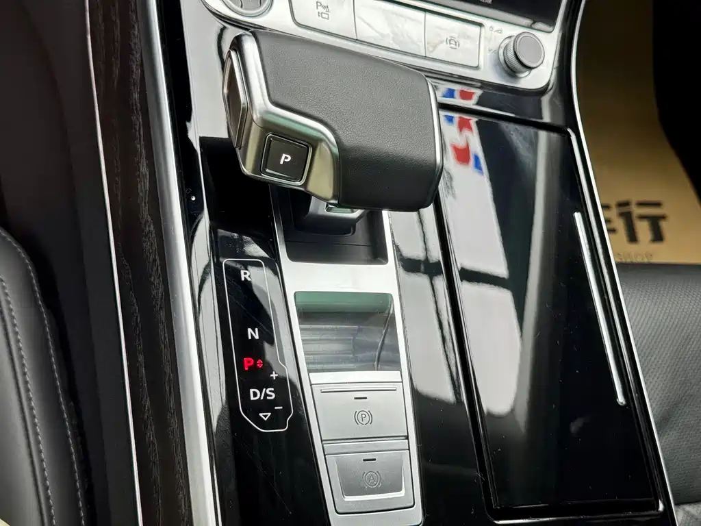 Audi A8L 2021 50 TFSI quattro Comfort Trim