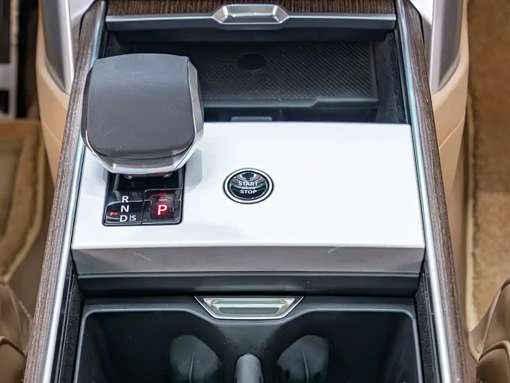 Range Rover 2025 3.0 L6 400PS Vogue LWB