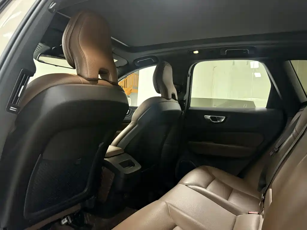 Volvo XC60 2023 B5 AWD Momentum