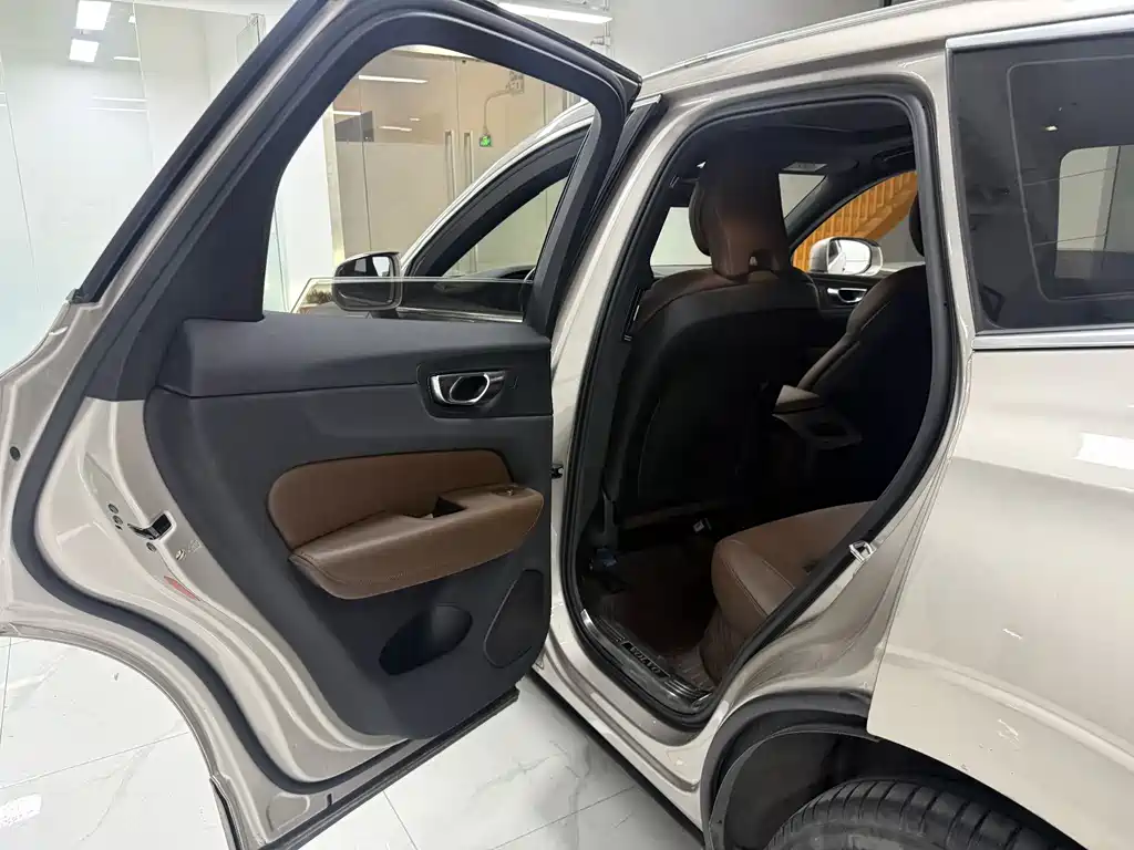 Volvo XC60 2023 B5 AWD Momentum