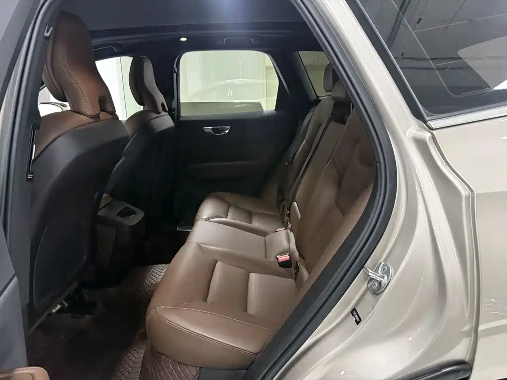 Volvo XC60 2023 B5 AWD Momentum