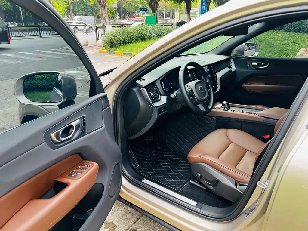 Volvo XC60 2025 B5 AWD Intelligent Comfort Luxury Edition