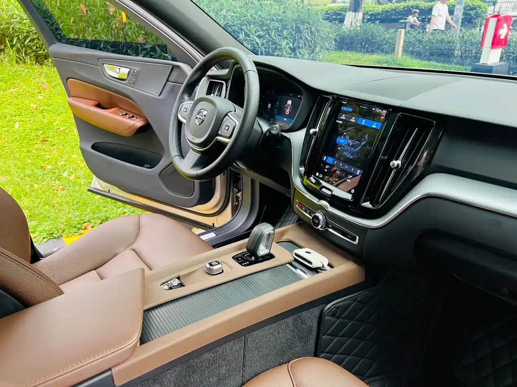 Volvo XC60 2025 B5 AWD Intelligent Comfort Luxury Edition