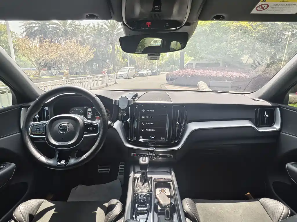 Volvo XC60 2019 T5 AWD Momentum Sport Edition