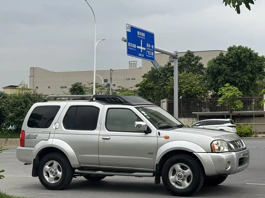 Nissan Paladin 2004 2.4L 4WD Luxury Edition