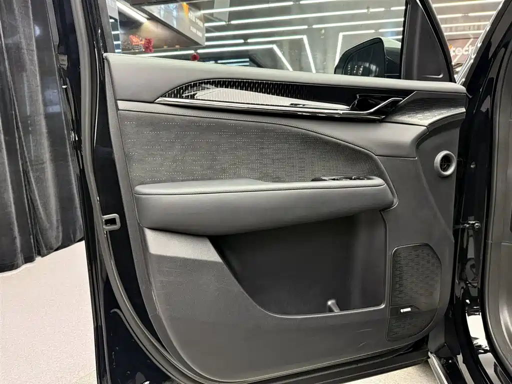 Zeekr 009 2024 Executive 6-Seater AWD 108kWh