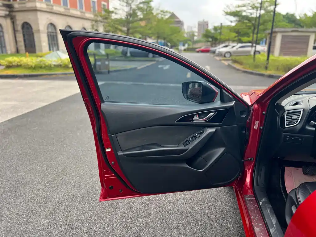 Mazda 3 Axela 2014 Sedan 1.5L Automatic Luxury
