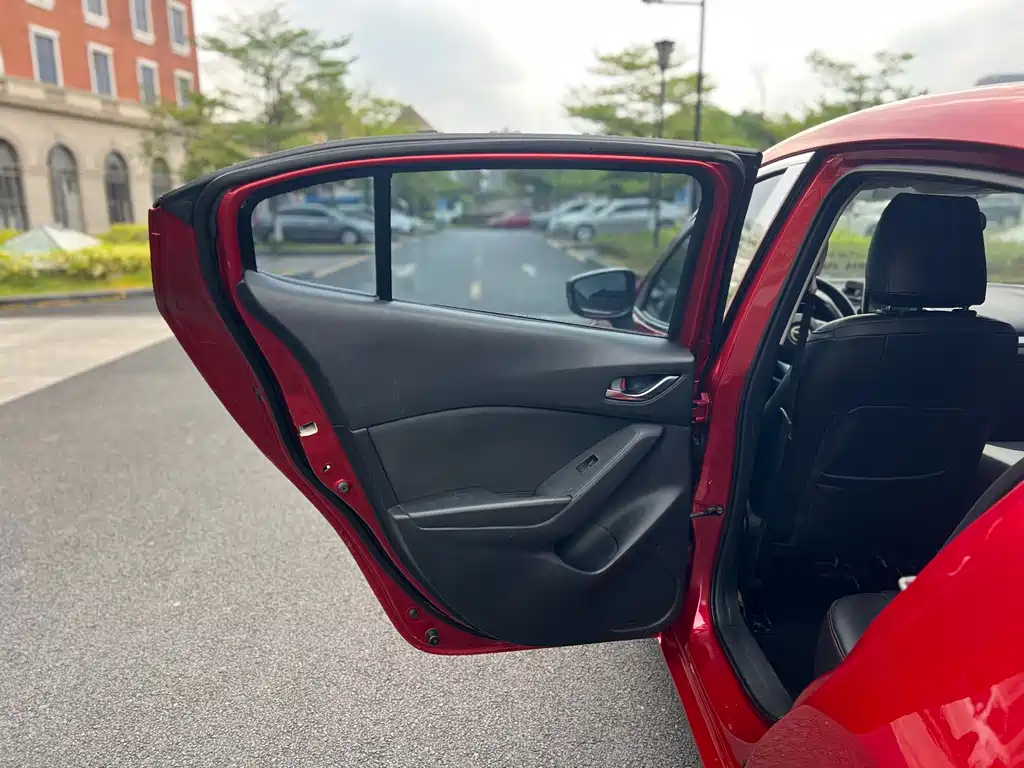 Mazda 3 Axela 2014 Sedan 1.5L Automatic Luxury