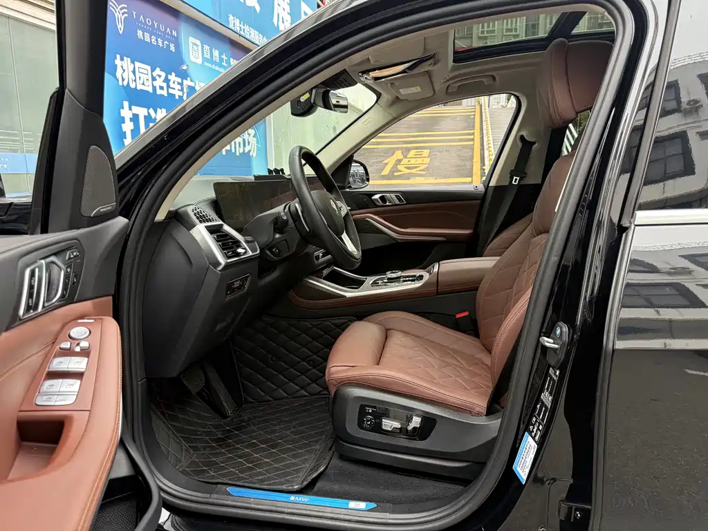 BMW X7 2023 xDrive40i Leading Trim Luxury Package