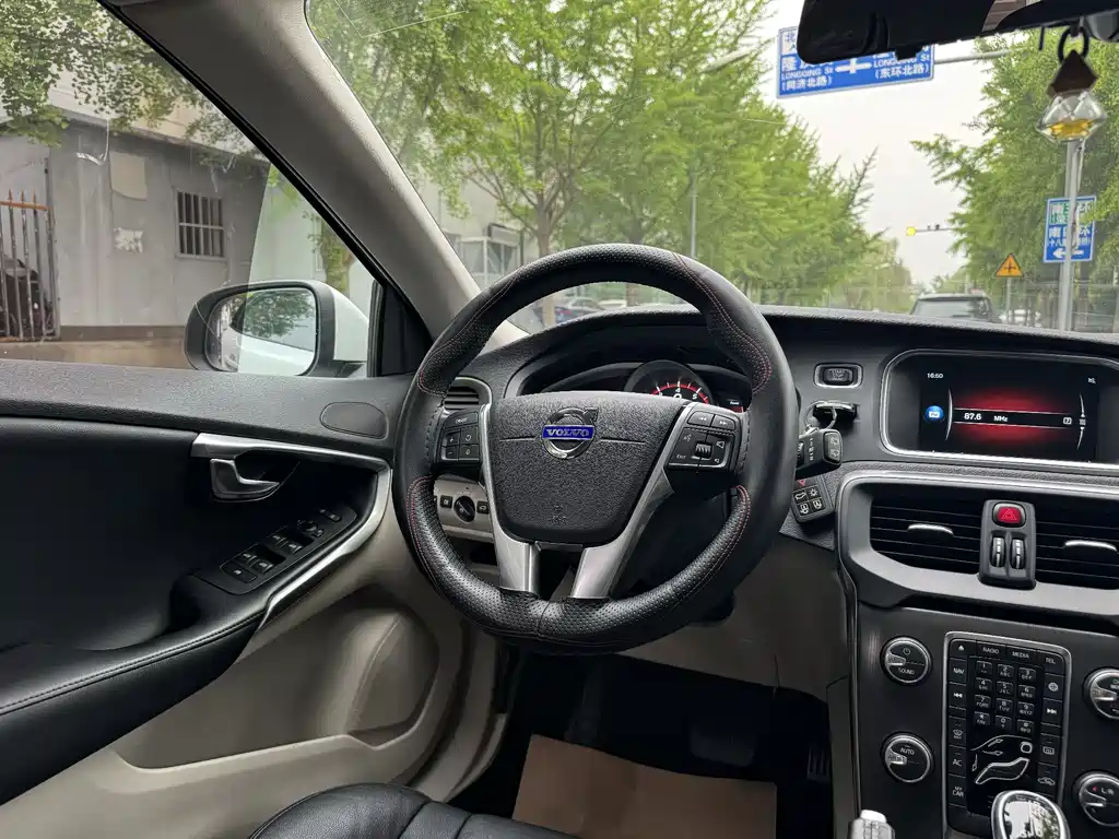 Volvo V40 2015 1.6T Kinetic
