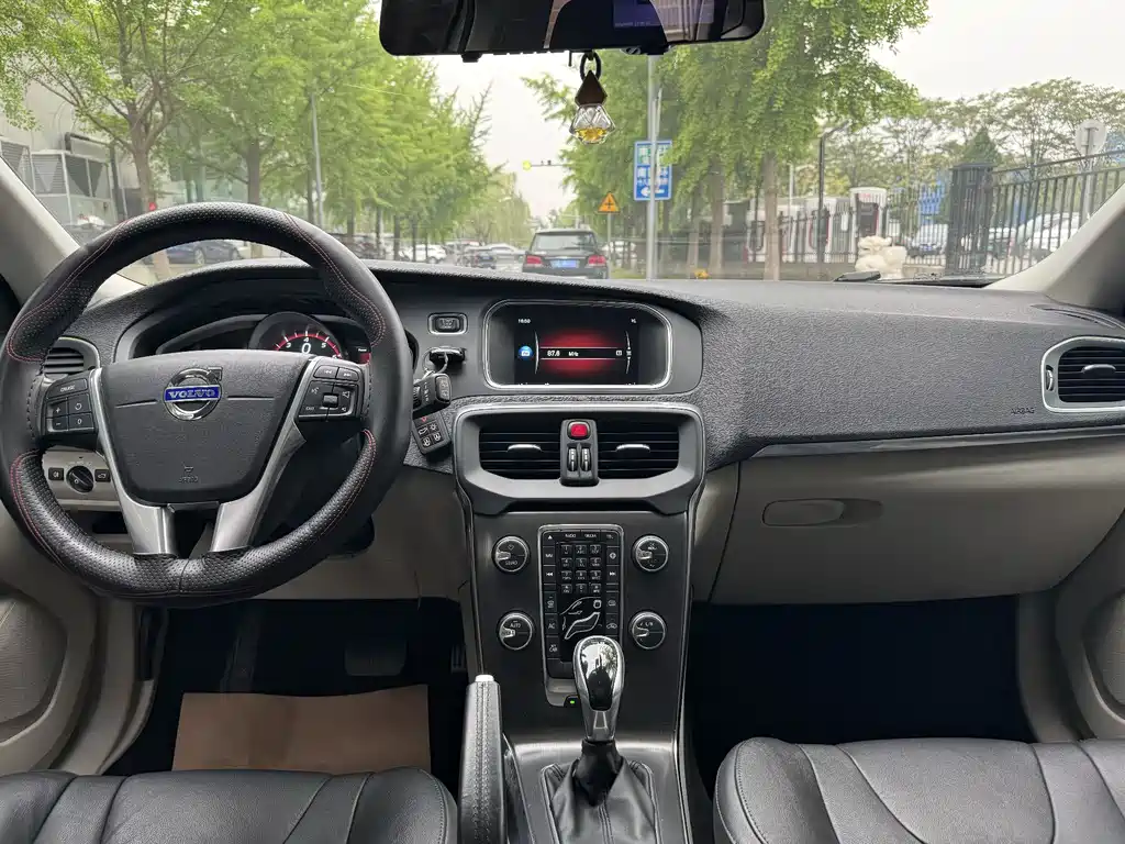 Volvo V40 2015 1.6T Kinetic