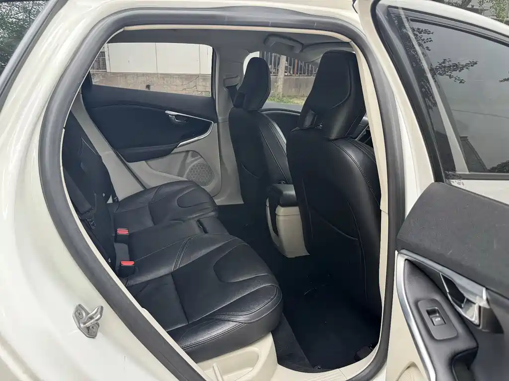 Volvo V40 2015 1.6T Kinetic