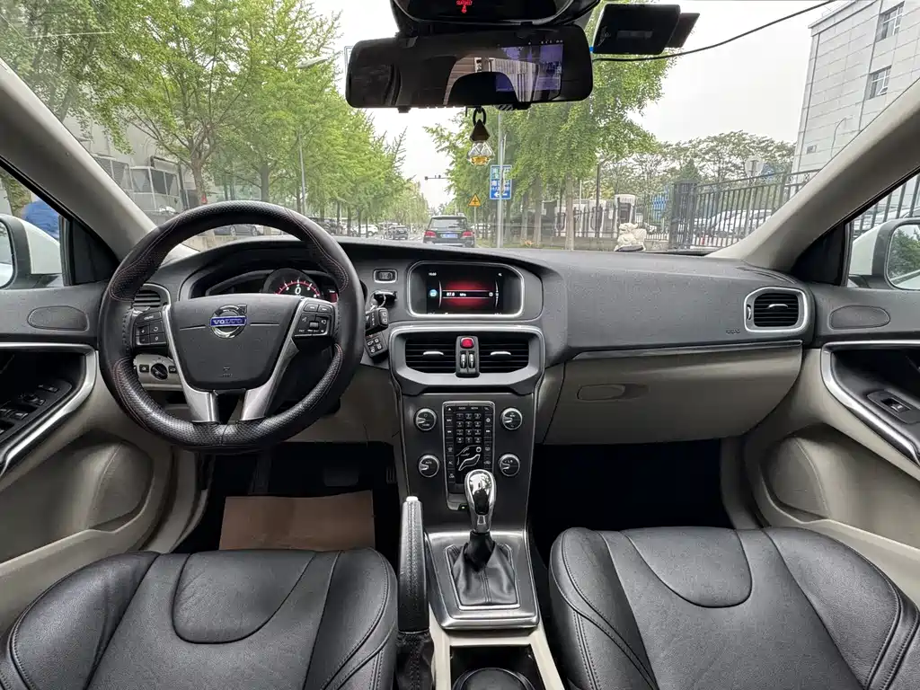 Volvo V40 2015 1.6T Kinetic