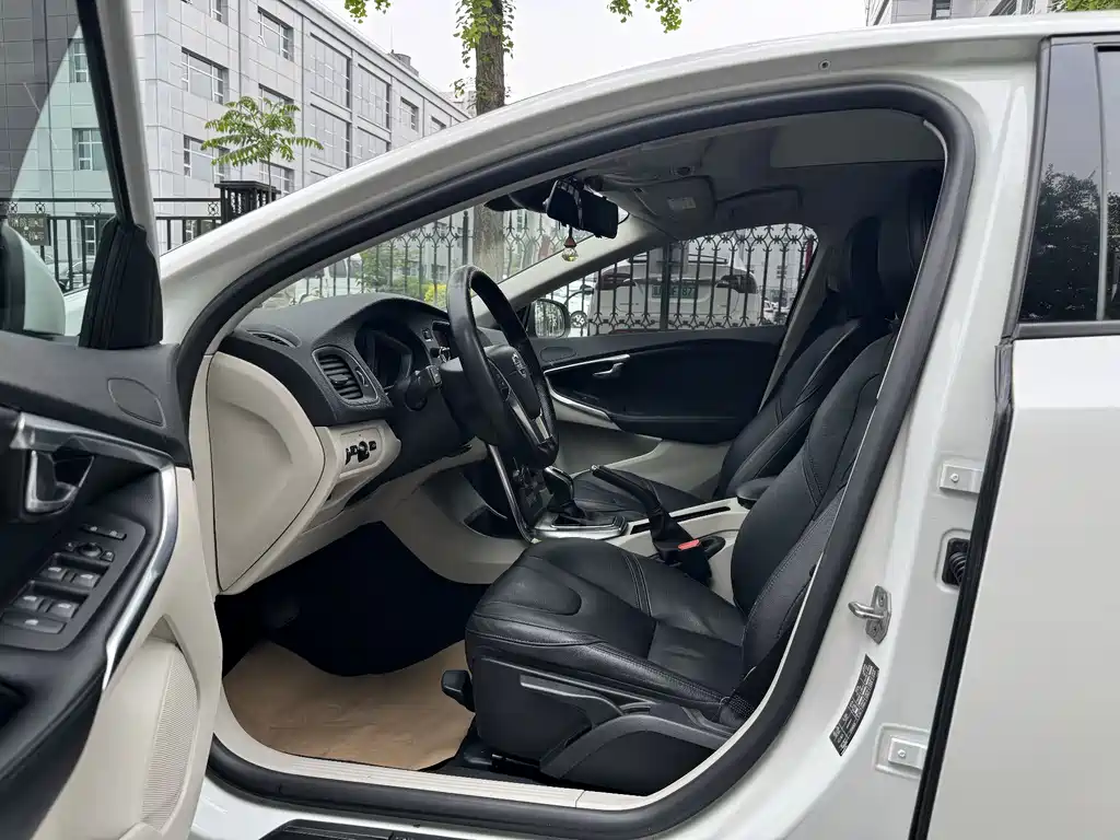 Volvo V40 2015 1.6T Kinetic