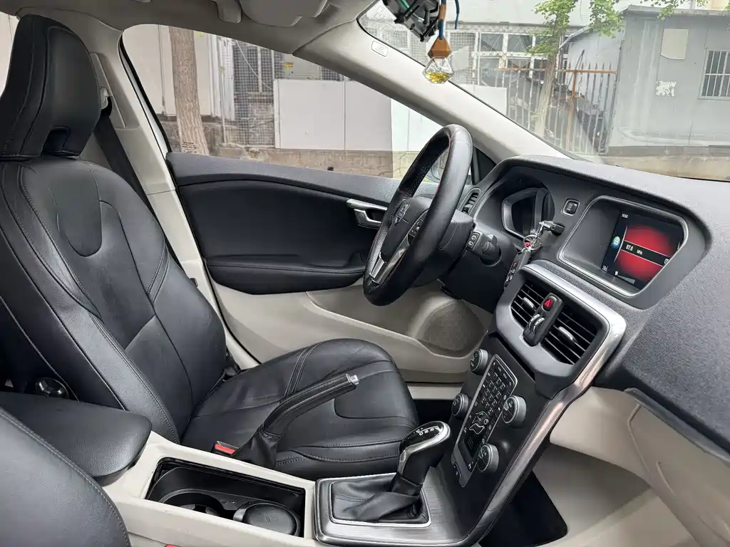 Volvo V40 2015 1.6T Kinetic