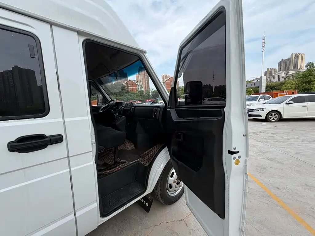 Iveco Daily 2023 2.5T A37M1 Long Wheelbase Medium Roof Dual Rear Wheels Manual Door 5-9 Seats