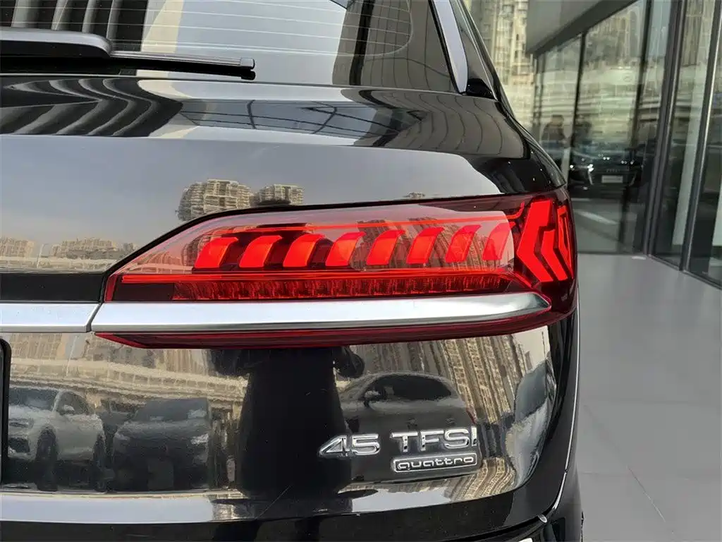 Audi Q7 2023 45 TFSI quattro S line Sport