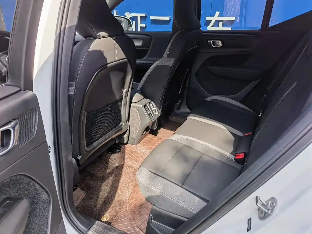 Volvo XC40 2024 B3 Core Luxury