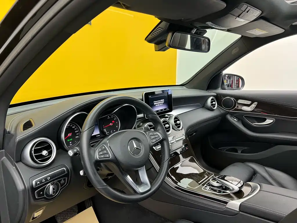 Mercedes-Benz GLC 260 4MATIC Luxury (2019)