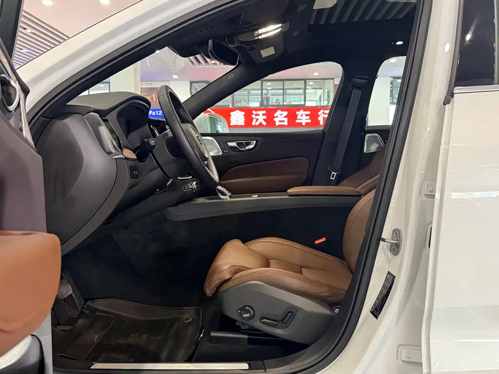 Volvo XC60 Plug-in Hybrid 2025 Long Range AWD Inscription