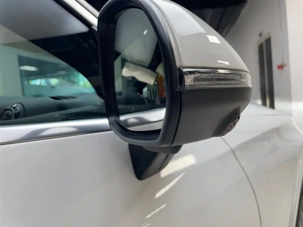 Mercedes-Benz GLC 300 L 4MATIC Dynamic Edition 5-Seater (2023 Facelift)