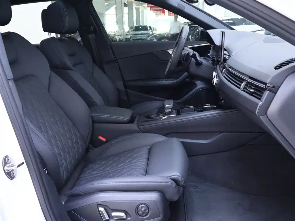 Audi A4L 2024 40 TFSI Luxury Dynamic Star Night Edition