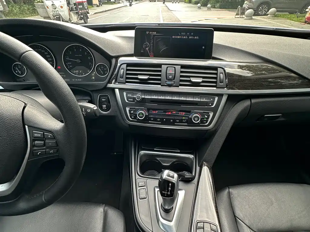 BMW 3 Series GT 2014 320i Design Package
