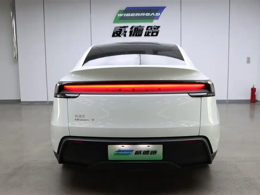 Model Y 2025 Rear-Wheel Drive