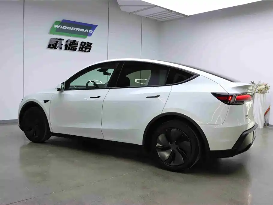 Model Y 2025 Rear-Wheel Drive