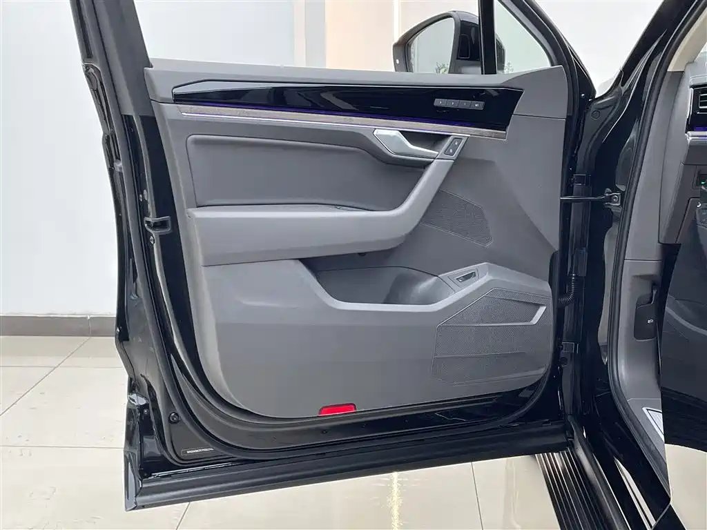 Volkswagen Touareg 2023 3.0TSI Sharp Edition Classic Sport Package
