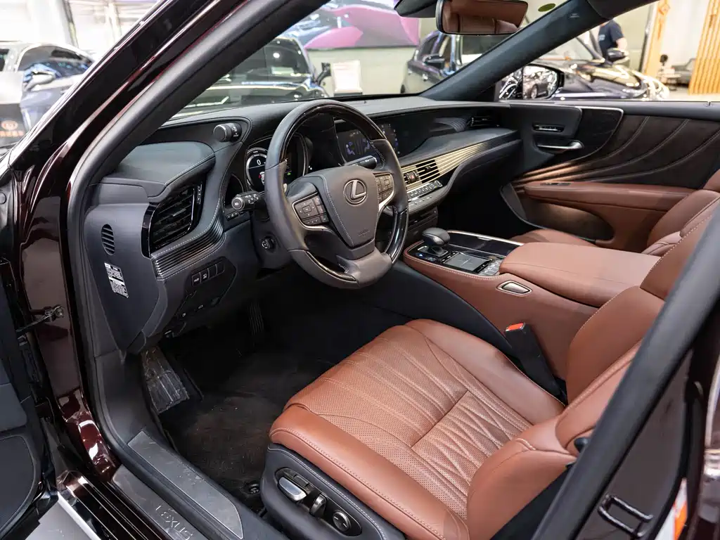Lexus LS 2018 500h Executive Edition China V