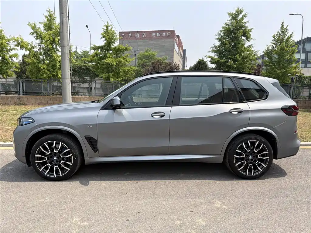 BMW X5 2025 xDrive 40Li M Sport Night Edition