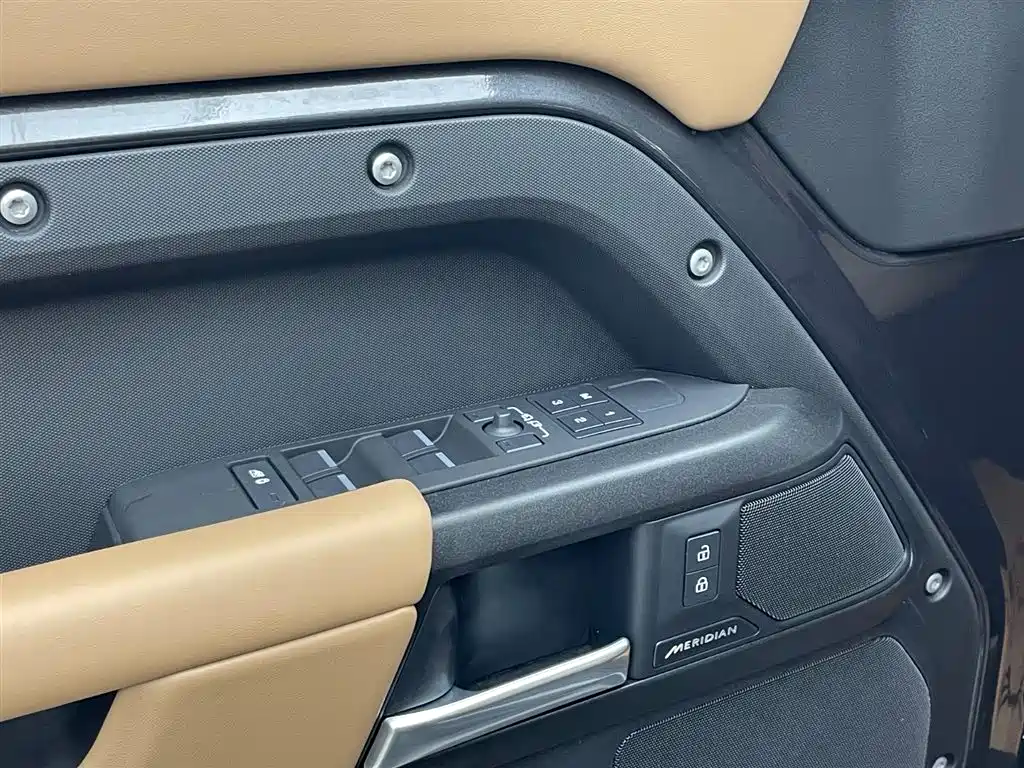 Land Rover Defender 2025 110 3.0T P400 Dark Edition
