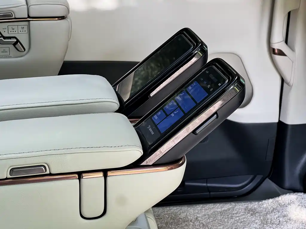 Lexus LM 2023 500h Six-Seater Prestige Edition