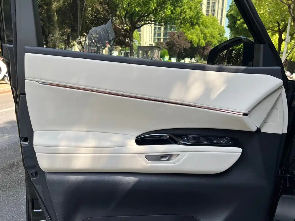 Lexus LM 2023 500h Six-Seater Prestige Edition