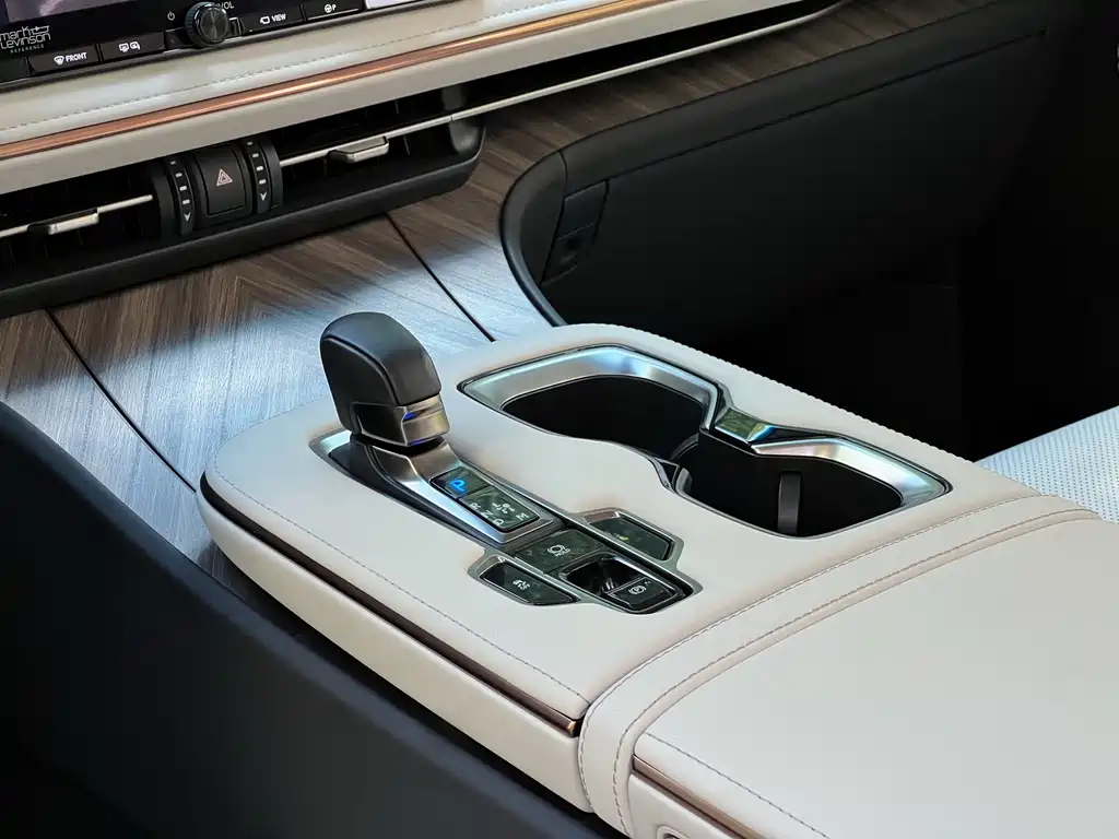 Lexus LM 2023 500h Six-Seater Prestige Edition