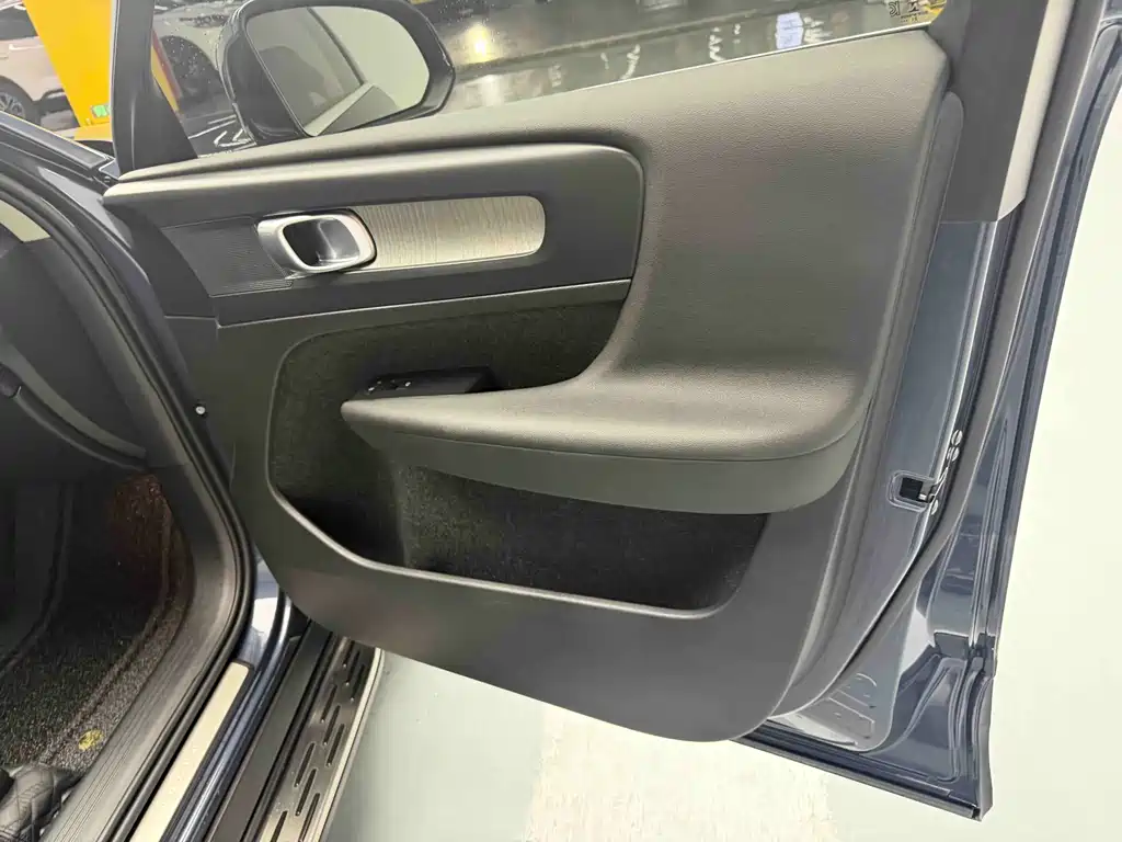 Volvo XC40 2022 T4 AWD Momentum