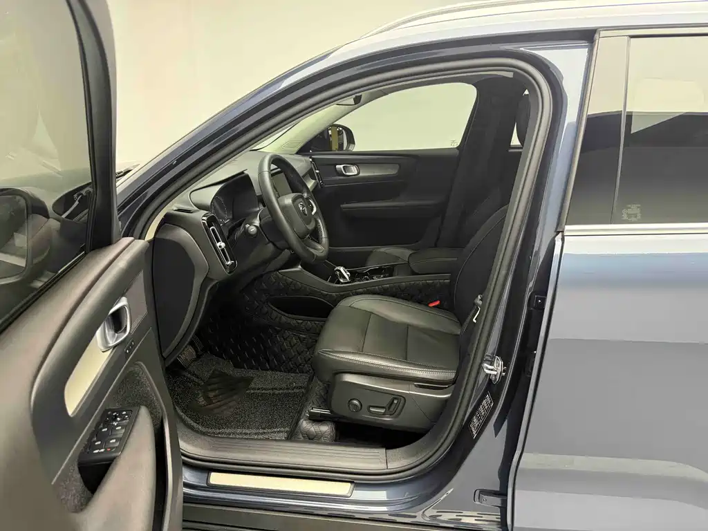 Volvo XC40 2022 T4 AWD Momentum